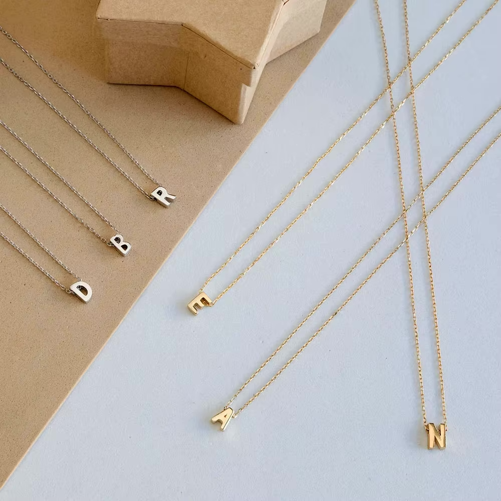 Collar minimalista con inicial de letra delicada