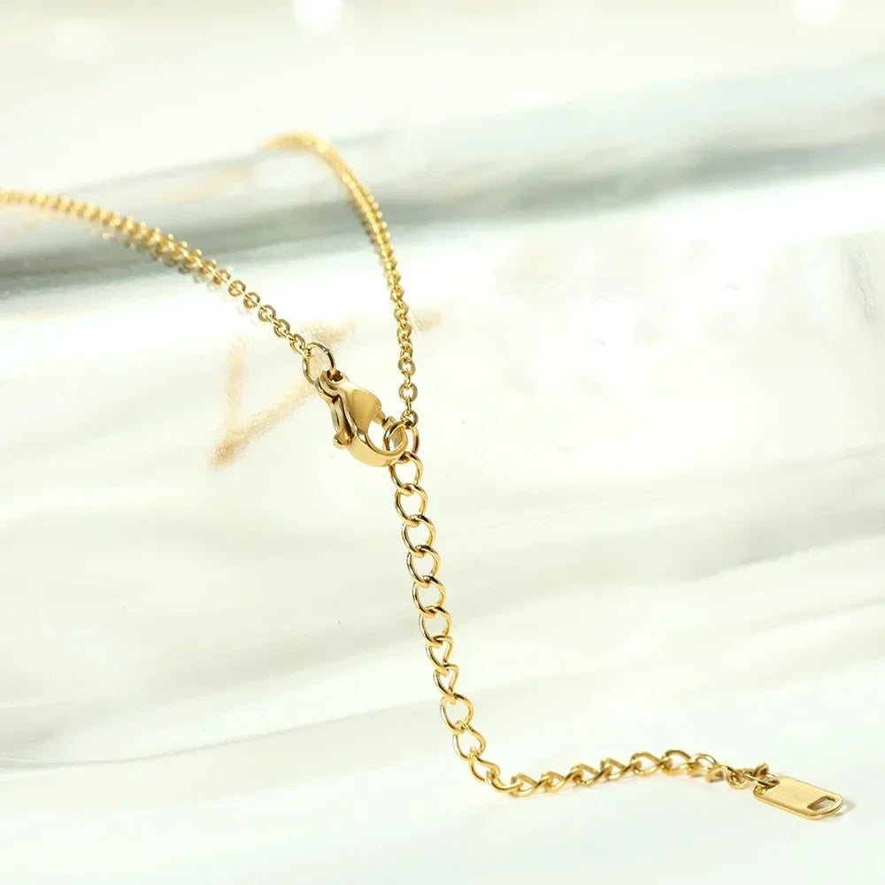Collar minimalista con inicial de letra delicada