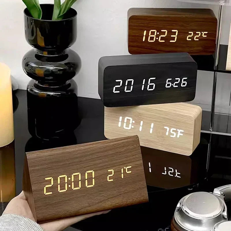 Despertador inteligente LED con control por voz y diseño de madera