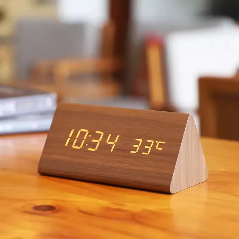 Despertador inteligente LED con control por voz y diseño de madera