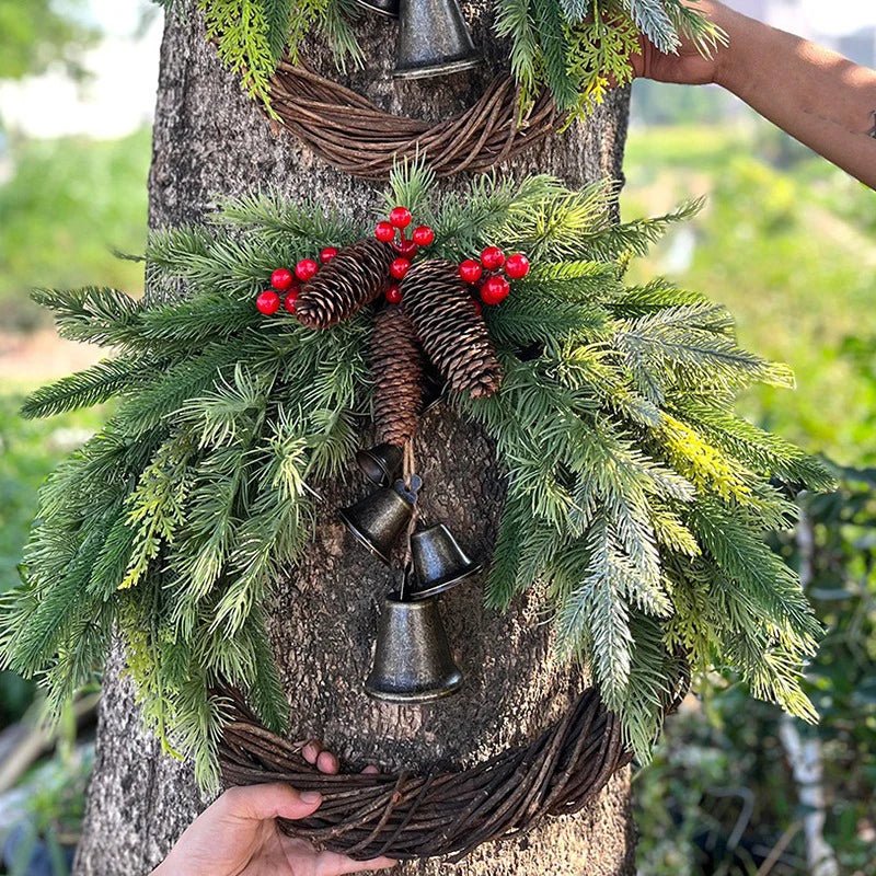 Guirnalda navideña boho con campanillas naturales y detalles de madera