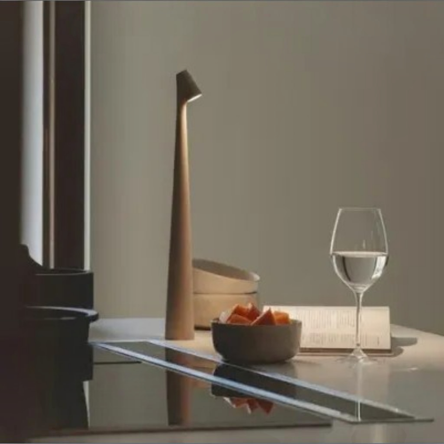 Lámpara de mesa nórdica minimalista inalámbrica LED