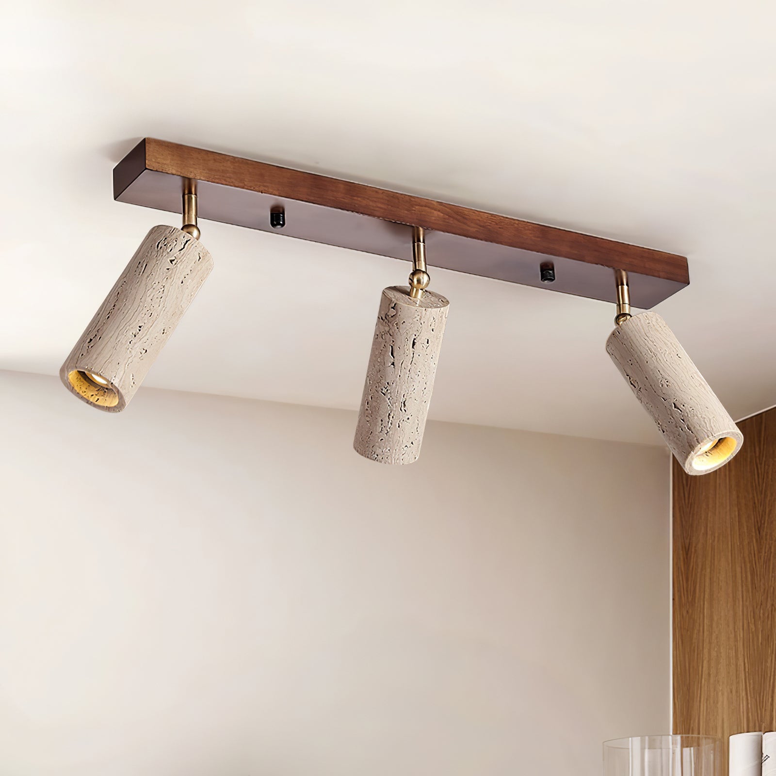 Lámpara de techo industrial de madera y hormigón con focos ajustables