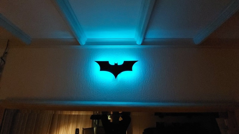 Lámpara LED de pared Batman con mando a distancia inalámbrico y cambio de color