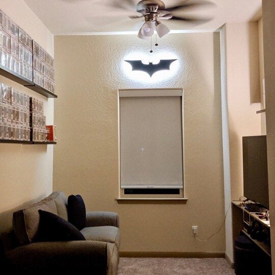 Lámpara LED de pared Batman con mando a distancia inalámbrico y cambio de color