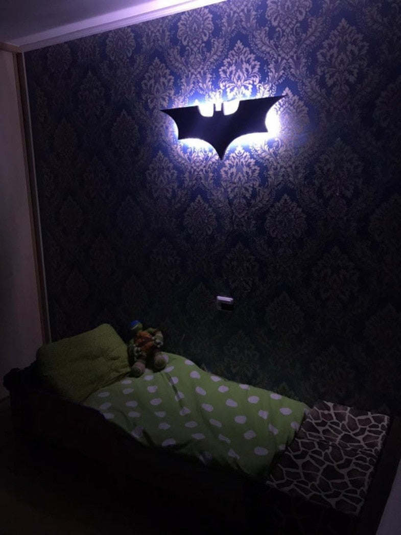 Lámpara LED de pared Batman con mando a distancia inalámbrico y cambio de color