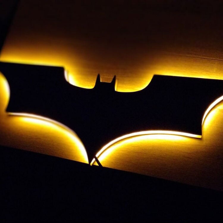 Lámpara LED de pared Batman con mando a distancia inalámbrico y cambio de color