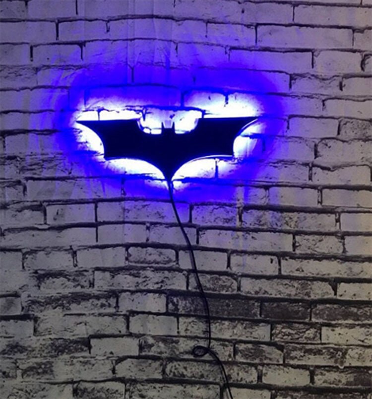Lámpara LED de pared Batman con mando a distancia inalámbrico y cambio de color