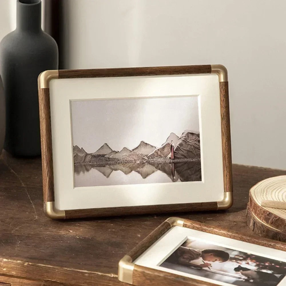 Marco de fotos de sobremesa Brooks con diseño vintage de madera y latón
