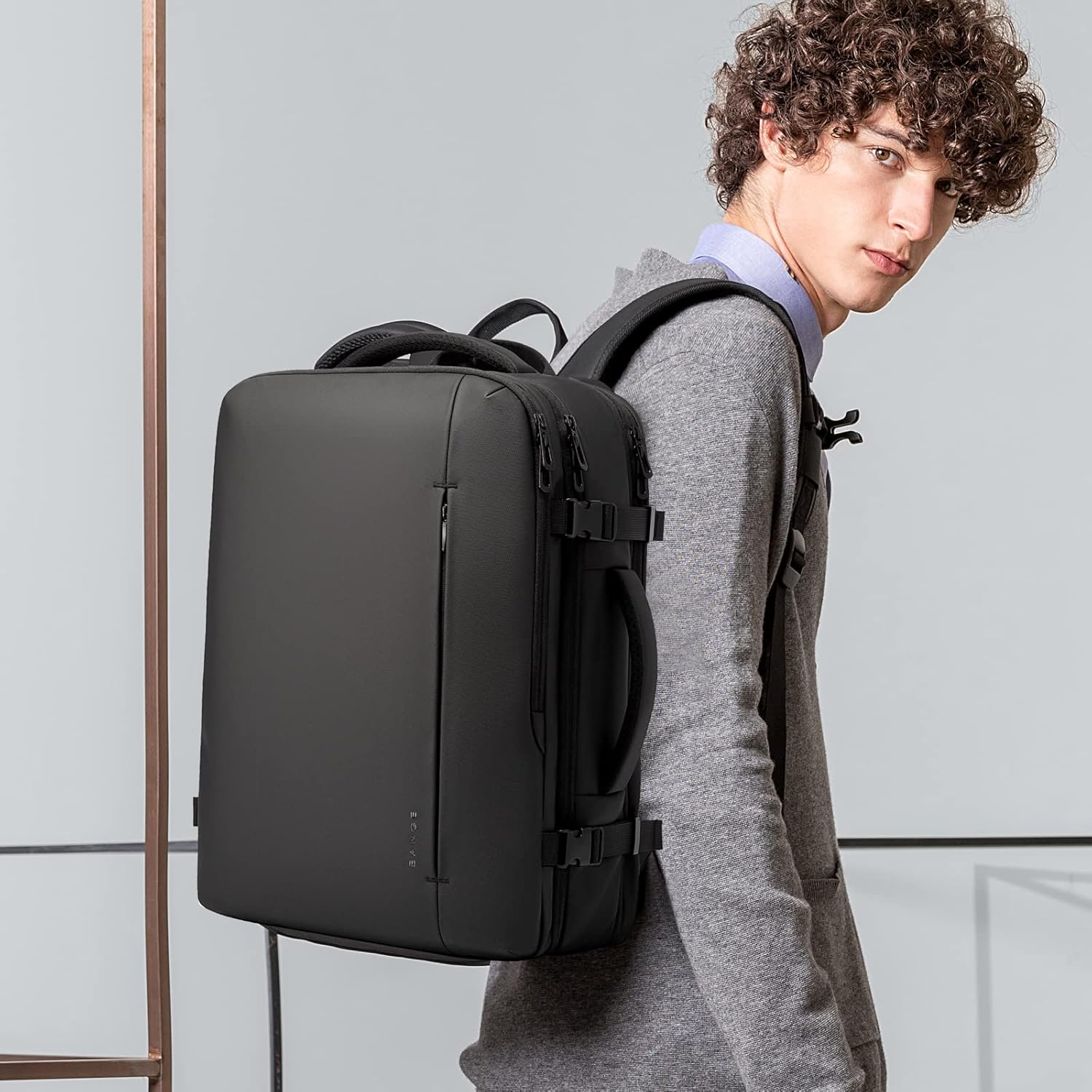 Mochila de viaje expandible 26-45 L impermeable con compartimento para portátil y asa tipo bolsa