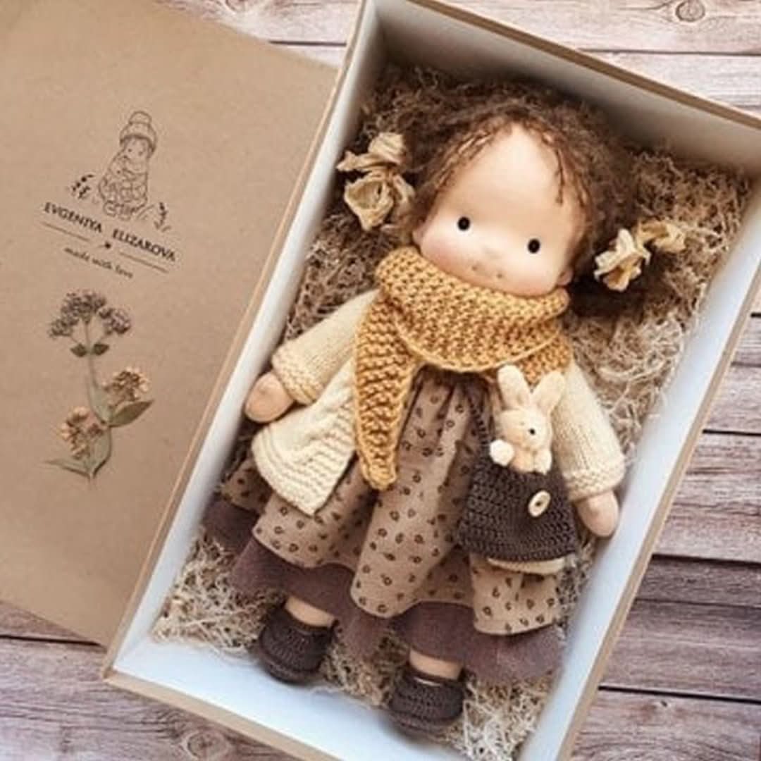Muñeca Waldorf artesanal en materiales naturales - 30 cm