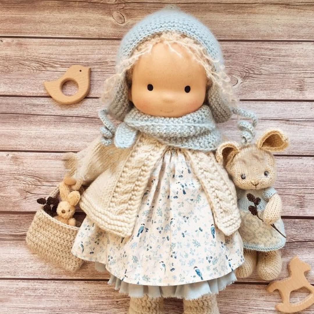 Muñeca Waldorf artesanal en materiales naturales - 30 cm