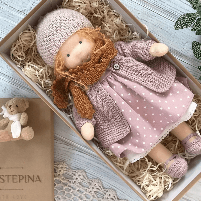Muñeca Waldorf Lana: artesanal, acogedora y duradera