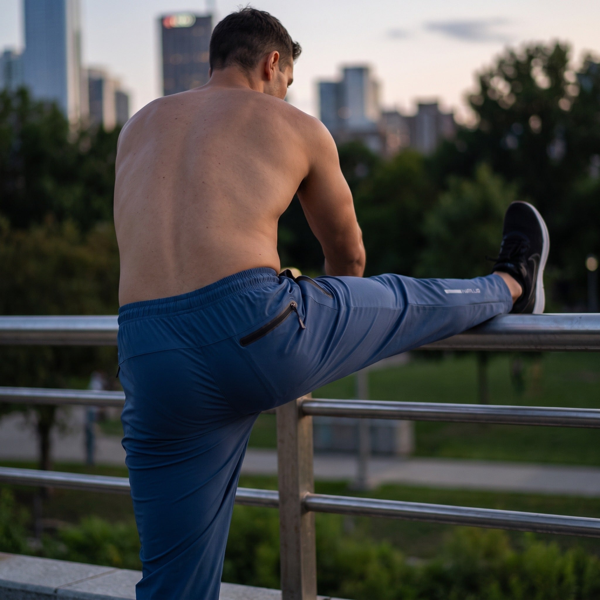 Pantalones deportivos transpirables para hombre con detalles reflectantes y cordón ajustable