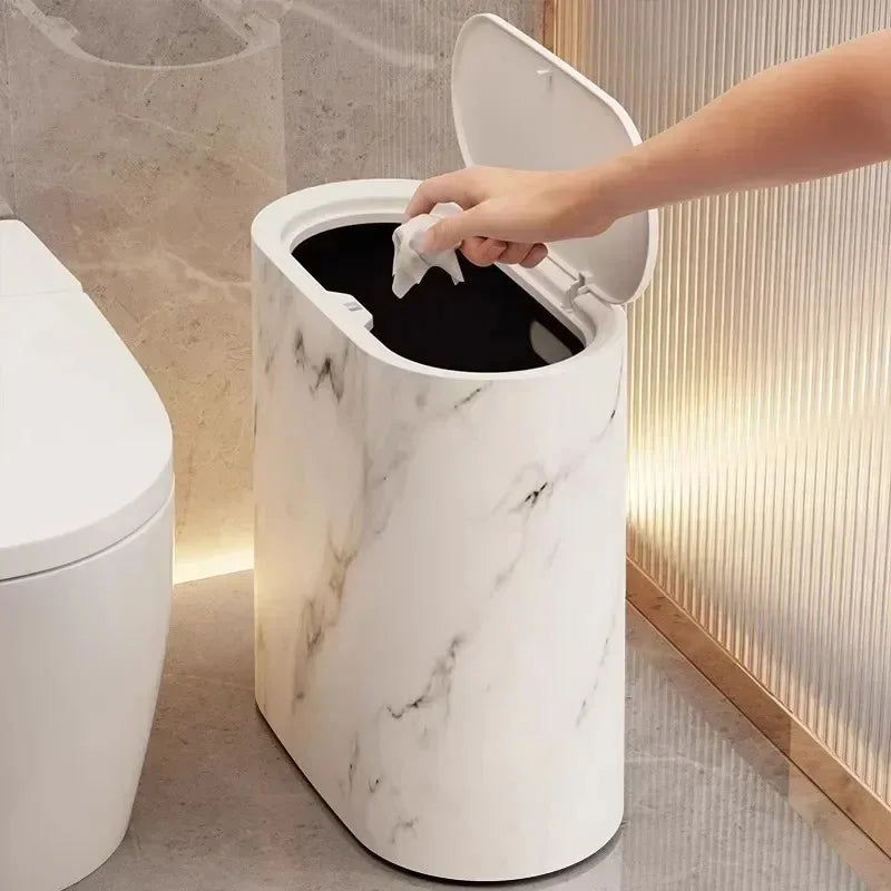 Papelera nórdica con diseño de mármol