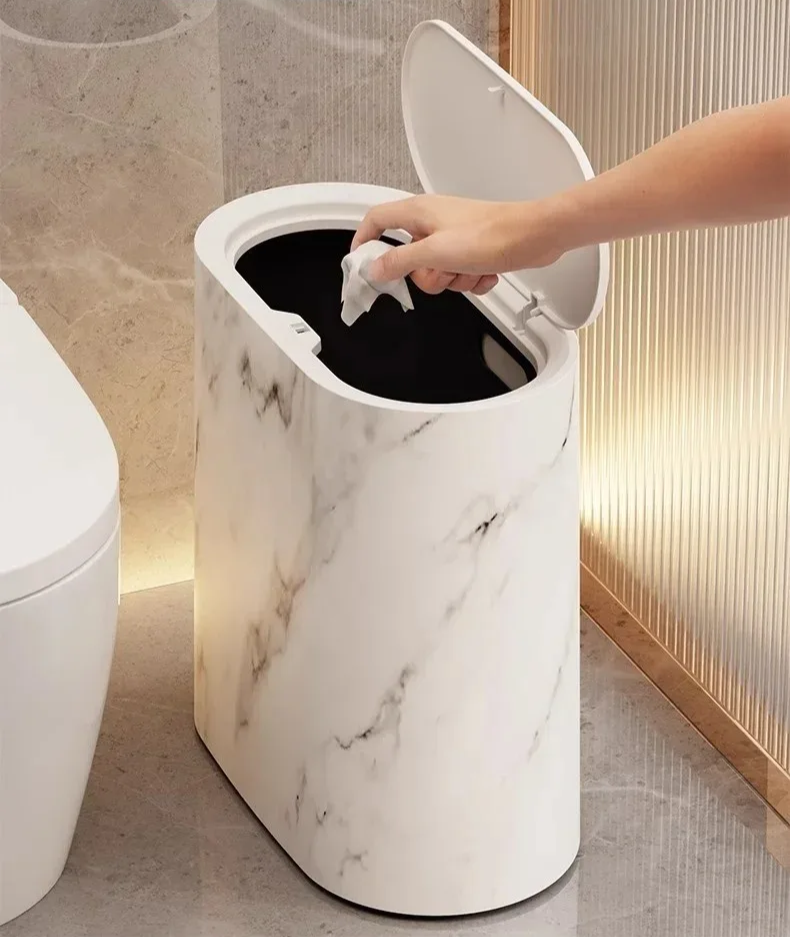 Papelera nórdica con diseño de mármol