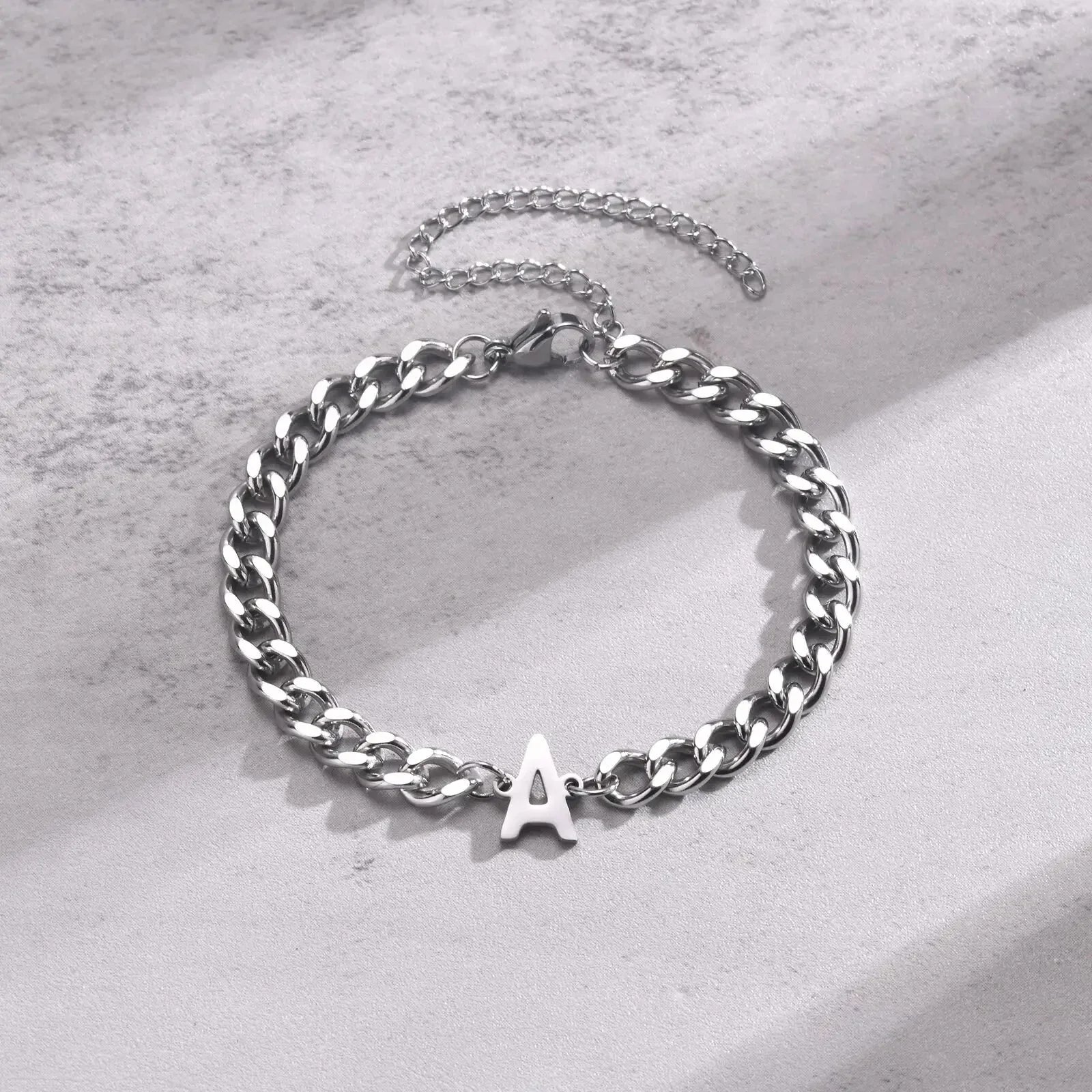 Pulsera cubana con inicial para parejas