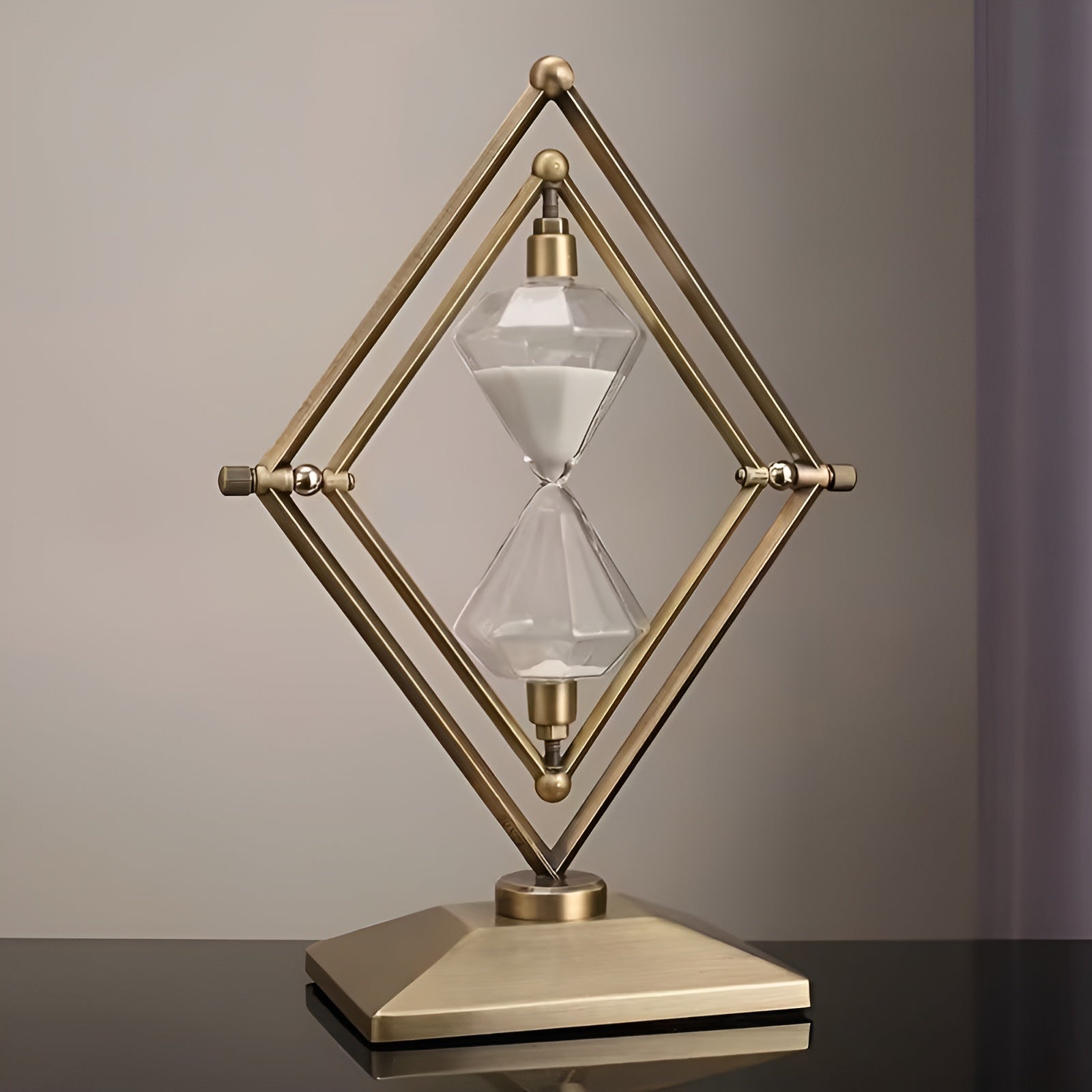 Reloj de arena con estructura geométrica de metal – Temporizador de meditación con arena blanca