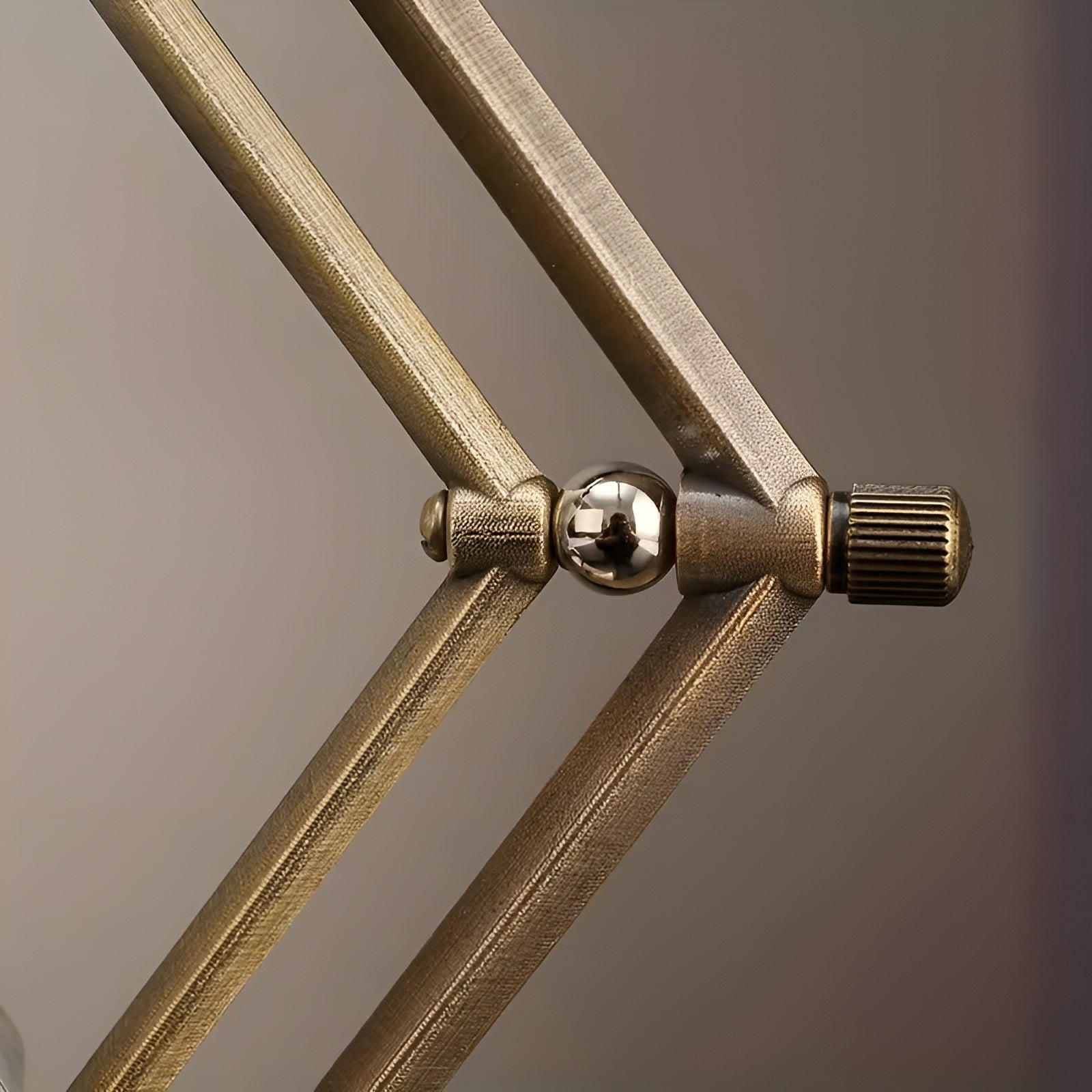 Reloj de arena con estructura geométrica de metal – Temporizador de meditación con arena blanca