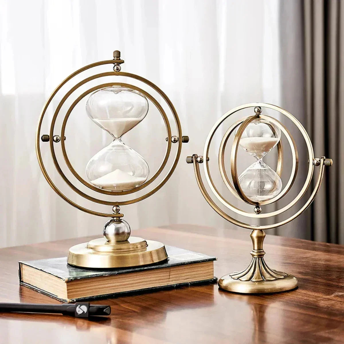 Reloj de arena con marco giratorio de anillos y pedestal con patas