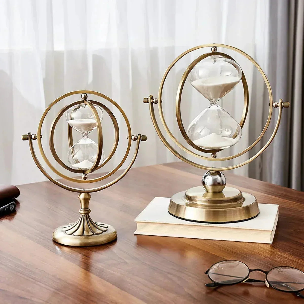 Reloj de arena con marco giratorio de anillos y pedestal con patas