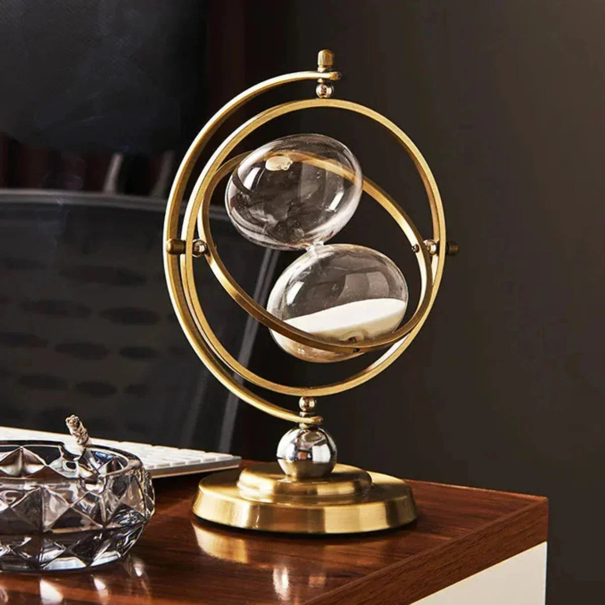 Reloj de arena con marco giratorio de anillos y pedestal con patas