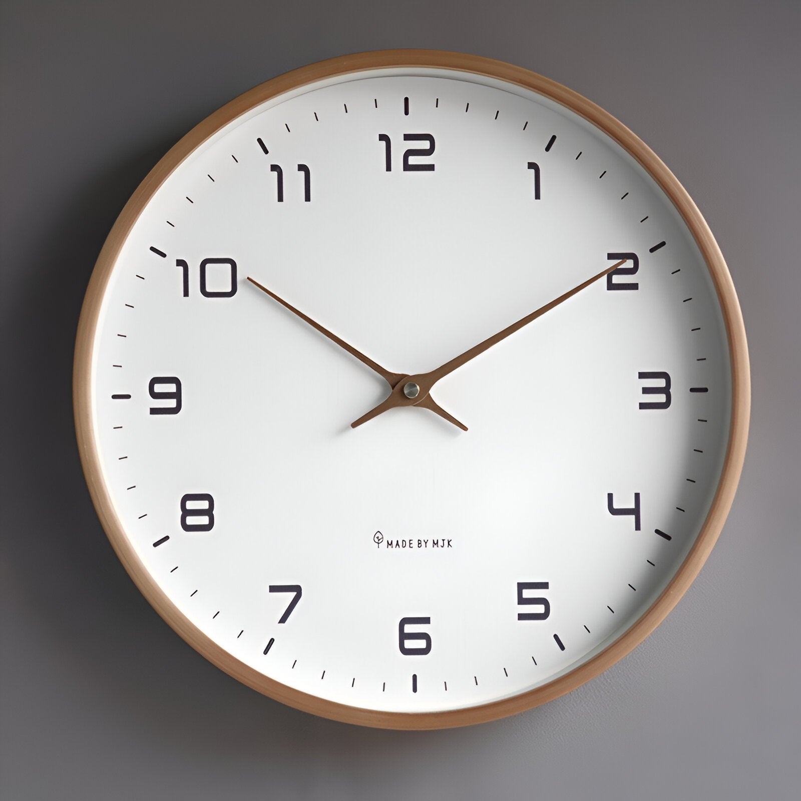 Reloj de pared nórdico con marco de madera minimalista