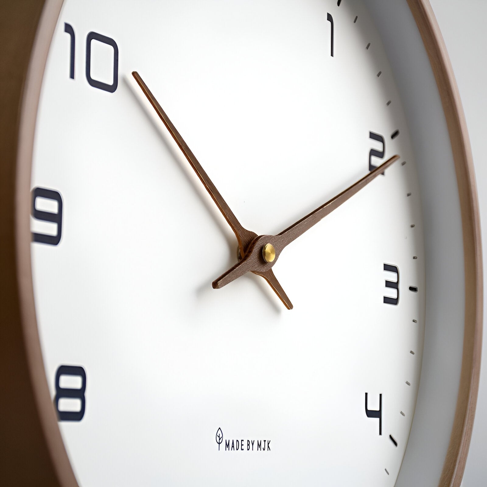 Reloj de pared nórdico con marco de madera minimalista
