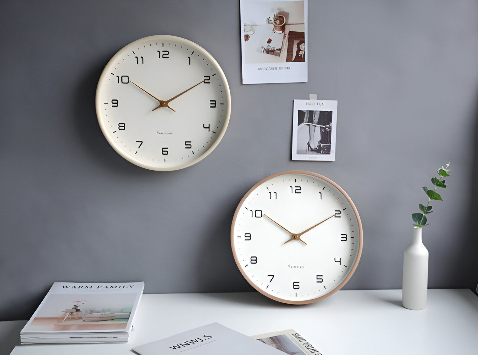 Reloj de pared nórdico con marco de madera minimalista