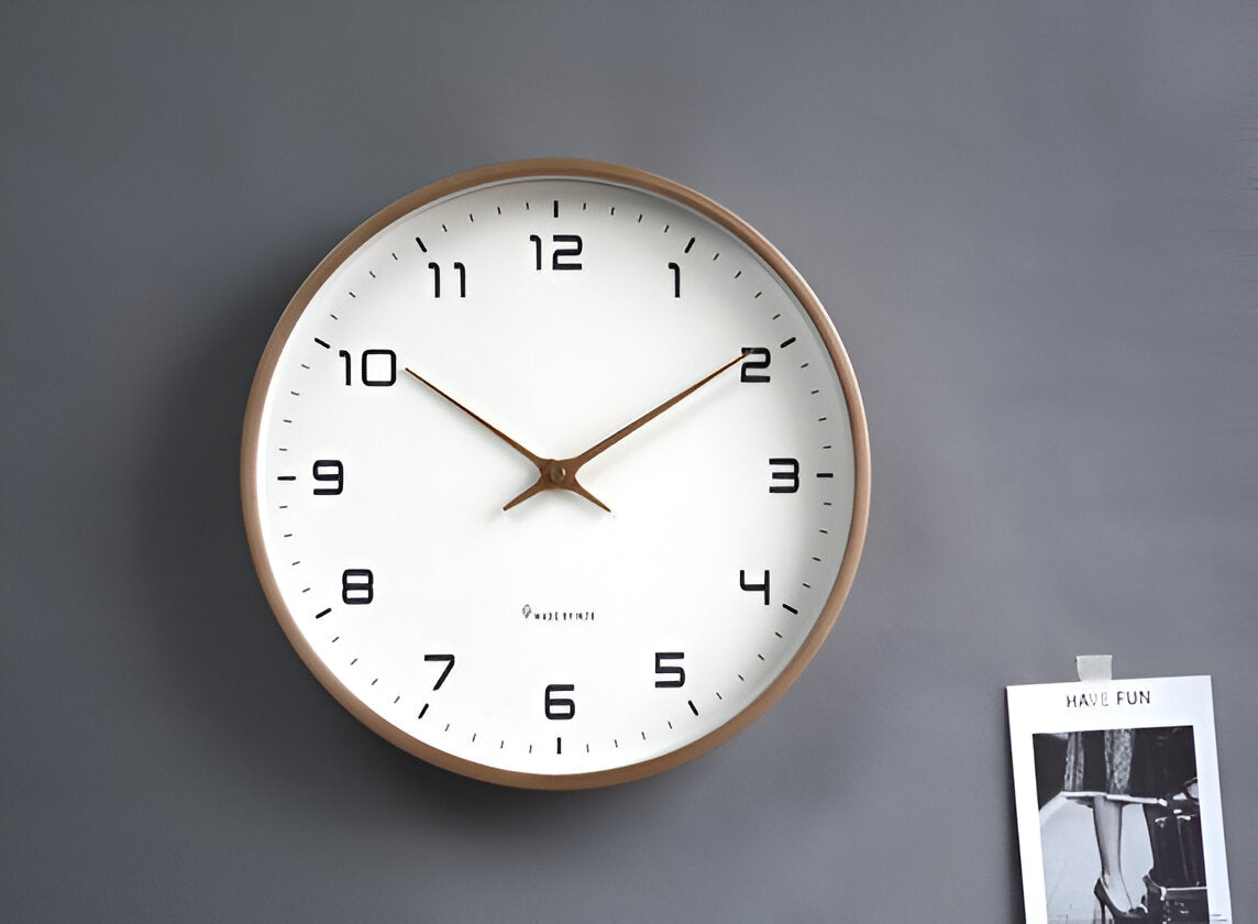 Reloj de pared nórdico con marco de madera minimalista
