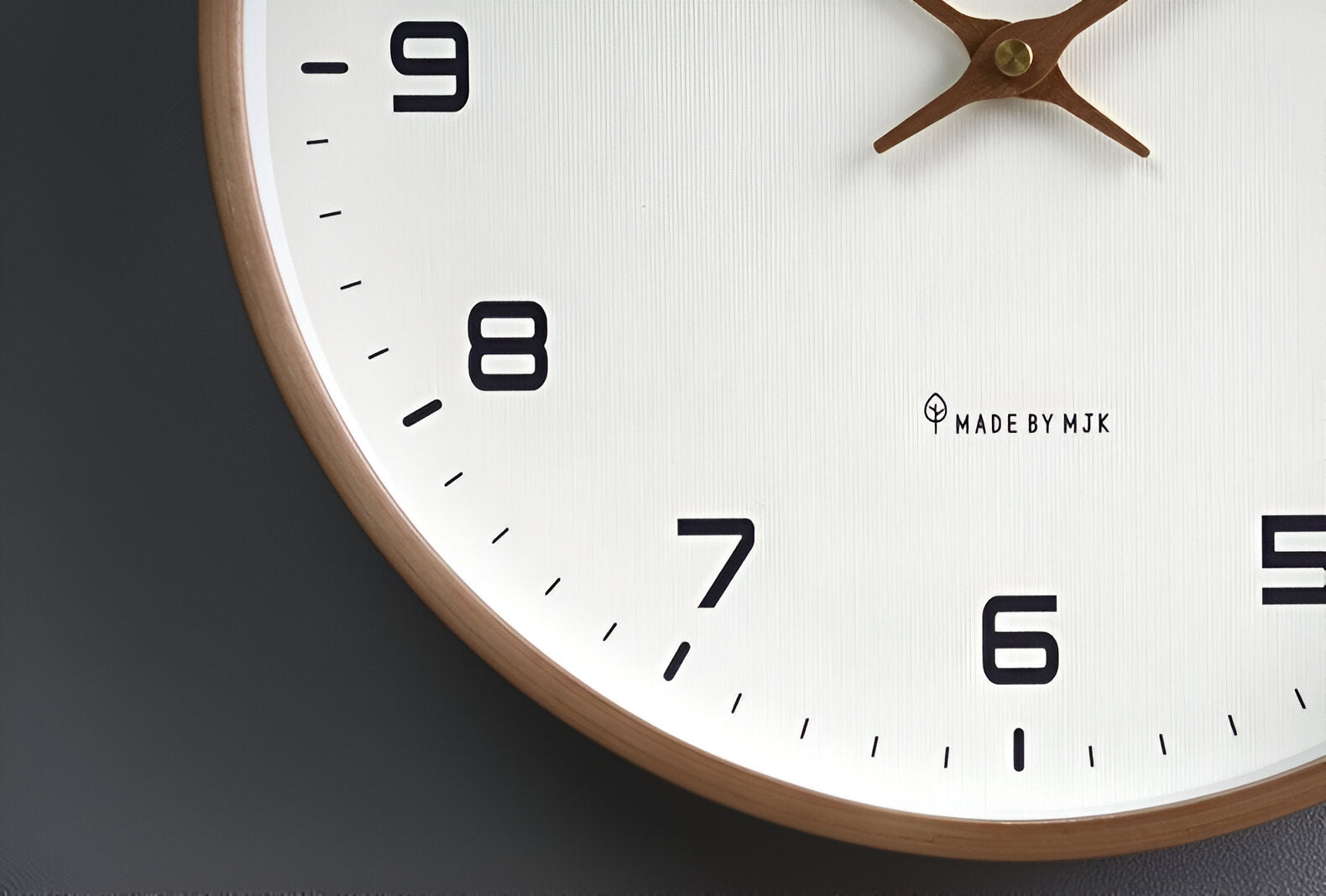 Reloj de pared nórdico con marco de madera minimalista