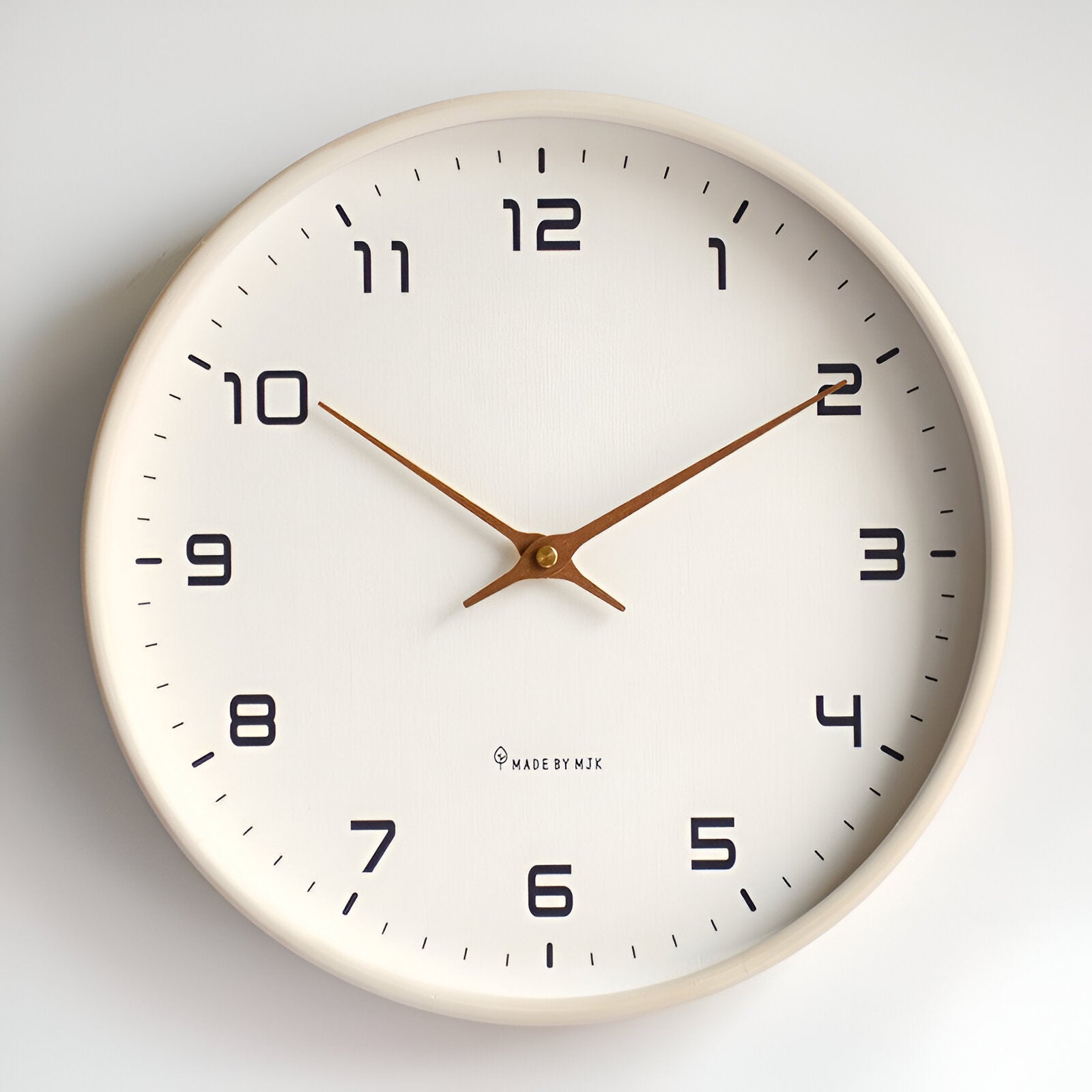 Reloj de pared nórdico con marco de madera minimalista