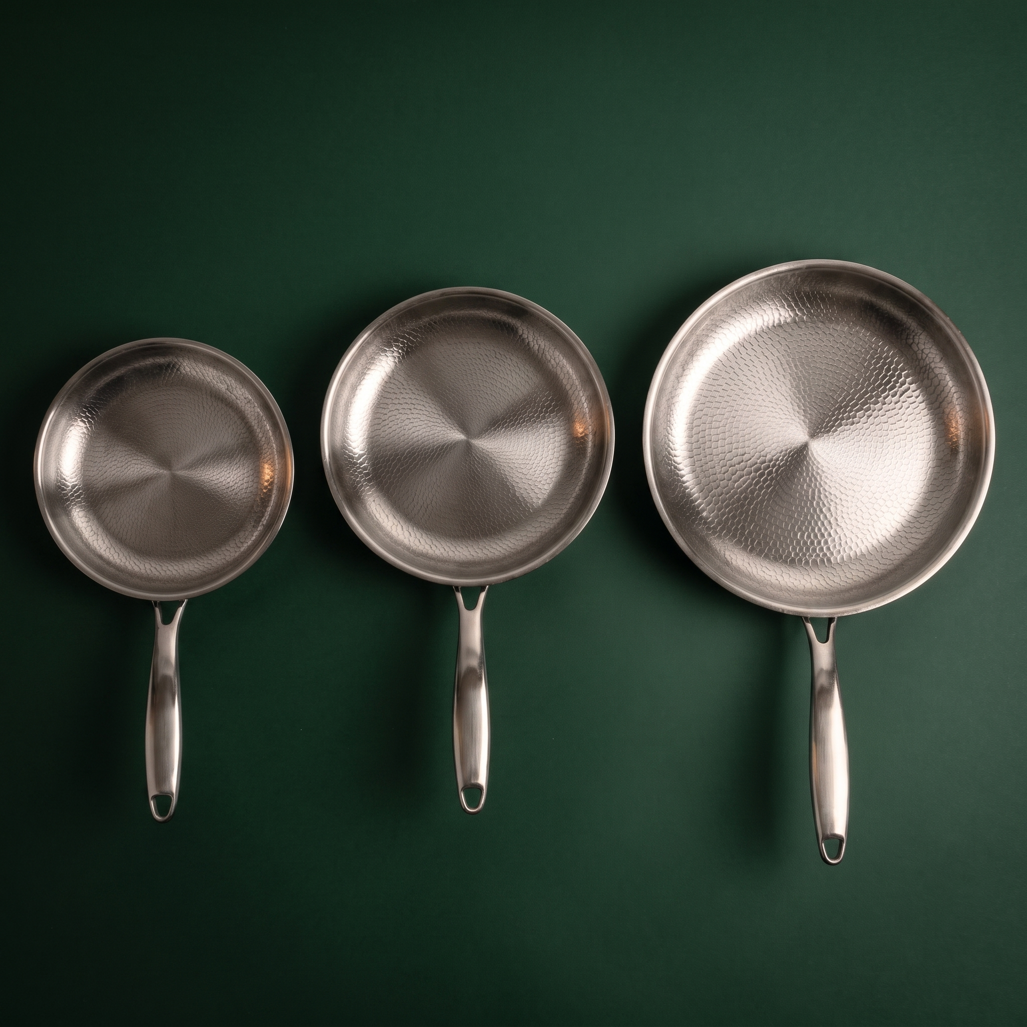 Set de 3 sartenes de titanio martillado a mano de 24, 26 y 28 cm