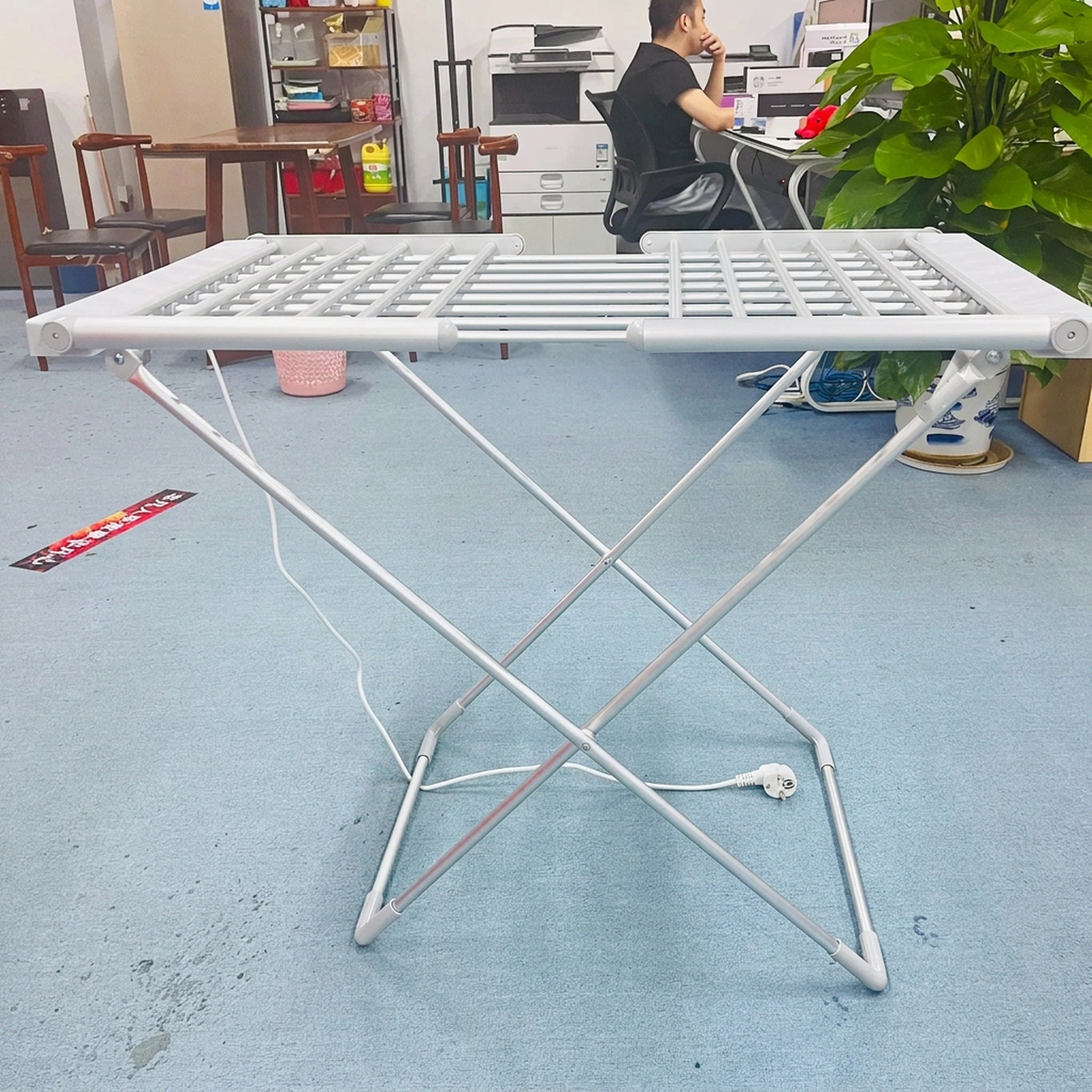 Tendedero eléctrico plegable con barras calefactables de bajo consumo para interior