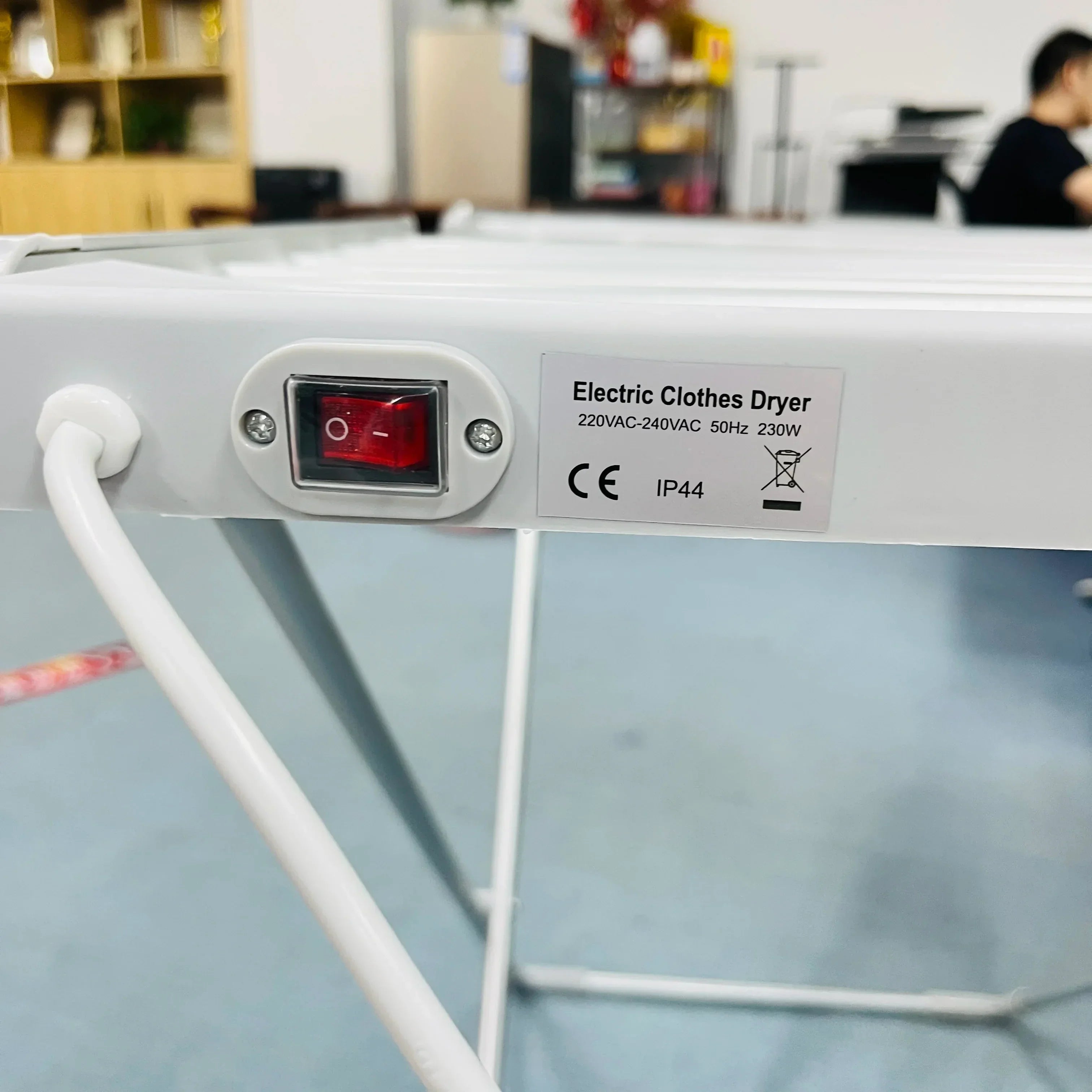 Tendedero eléctrico plegable con barras calefactables de bajo consumo para interior