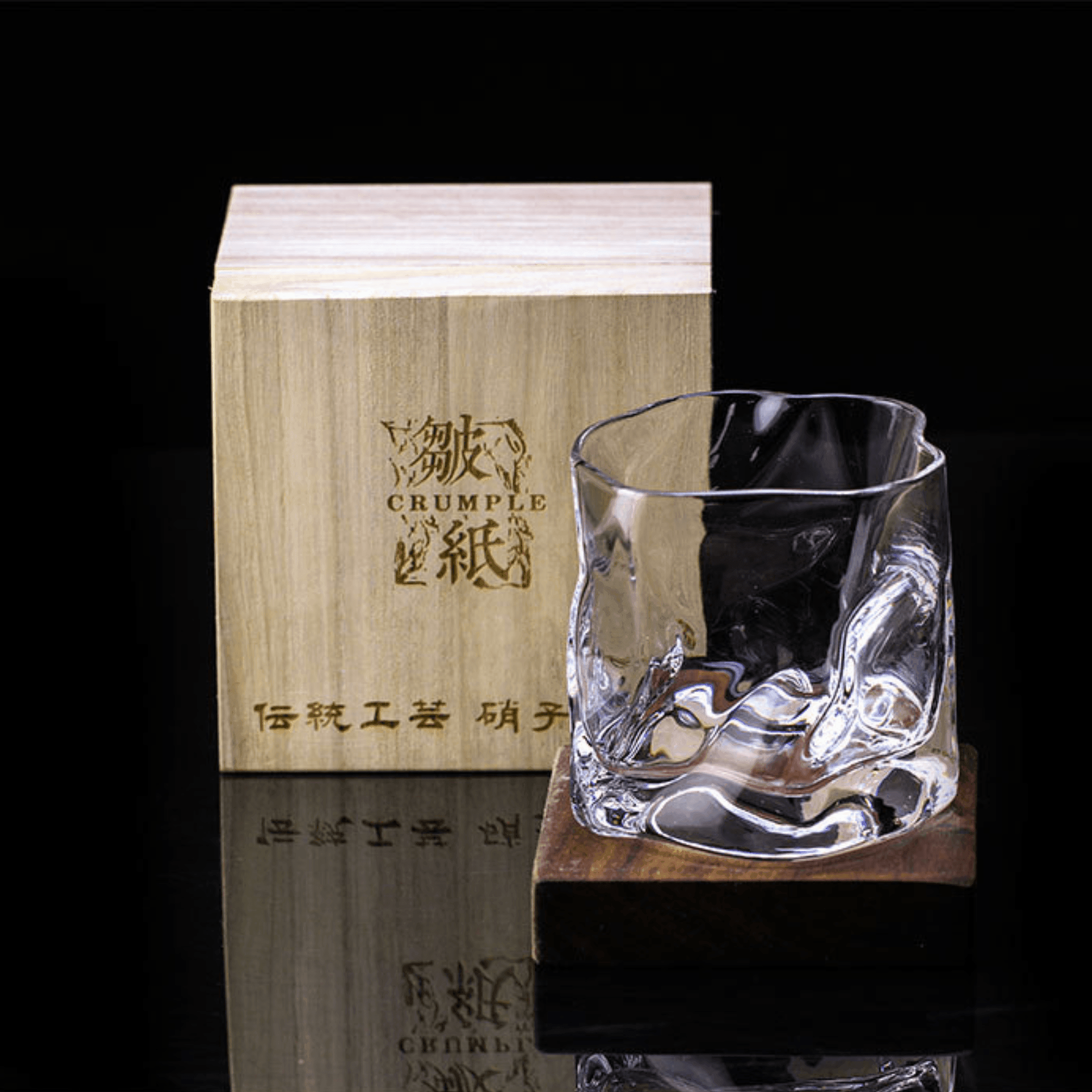 Vaso de whisky japonés Edo Kiriko con cuerpo arrugado