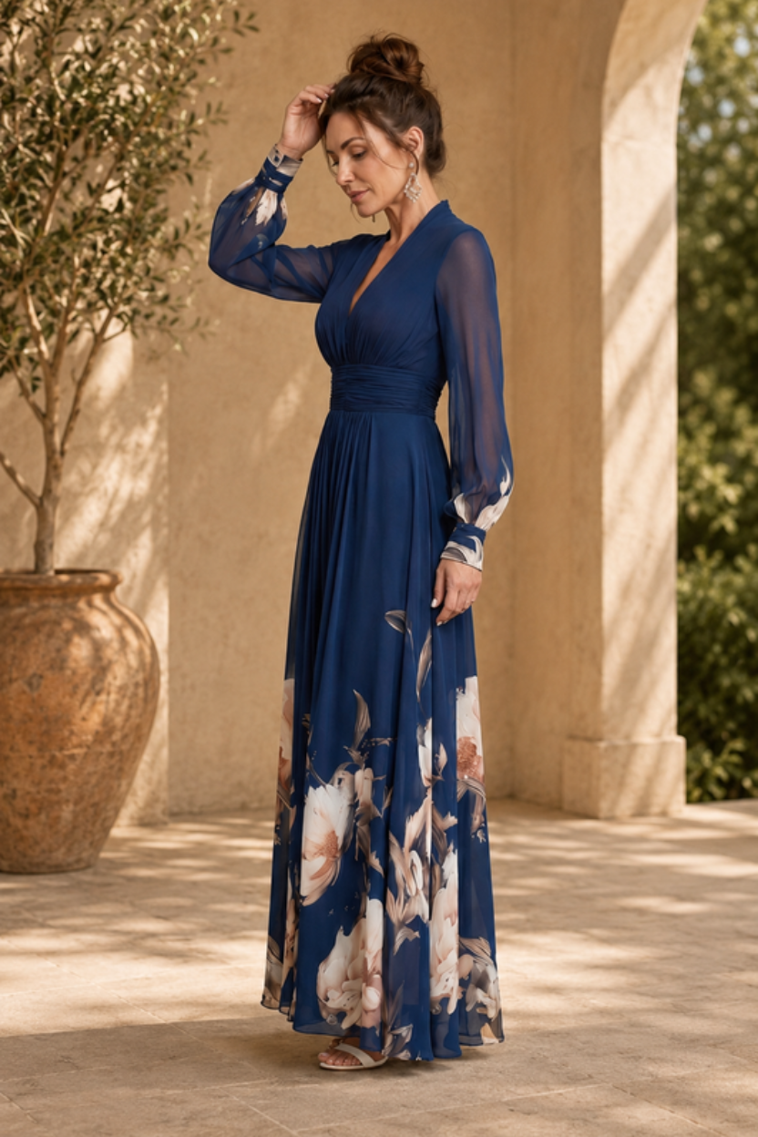 Vestido largo elegante de mujer con mangas transparentes y pliegues para ocasiones especiales