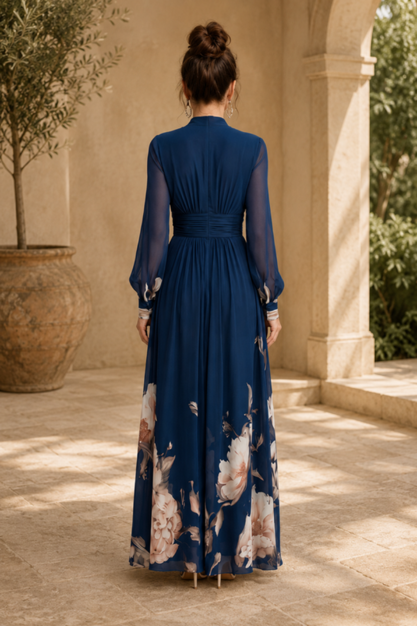 Vestido largo elegante de mujer con mangas transparentes y pliegues para ocasiones especiales