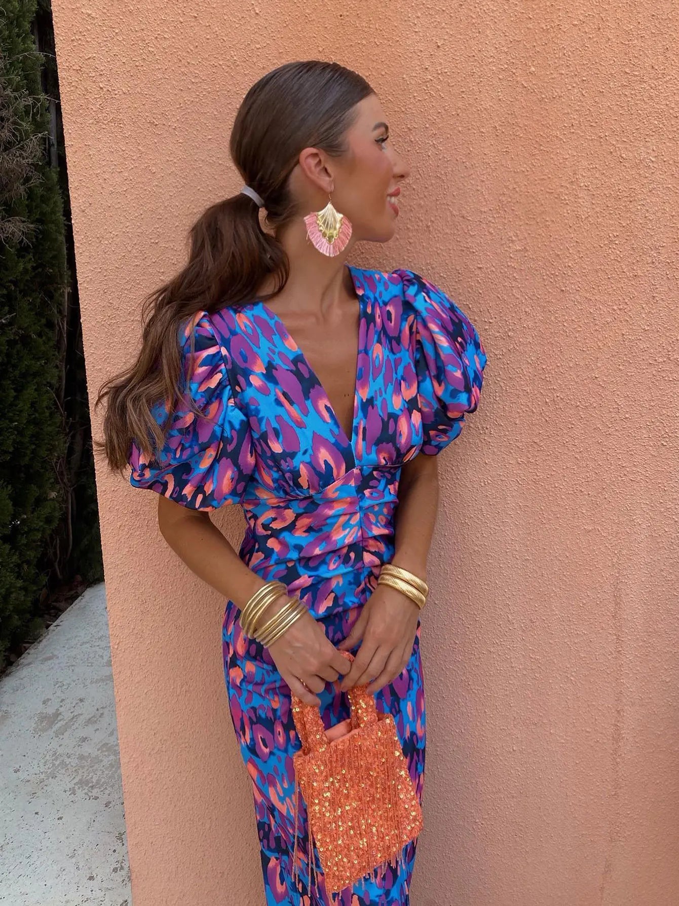 Vestido midi ajustado con cuello en V para mujer