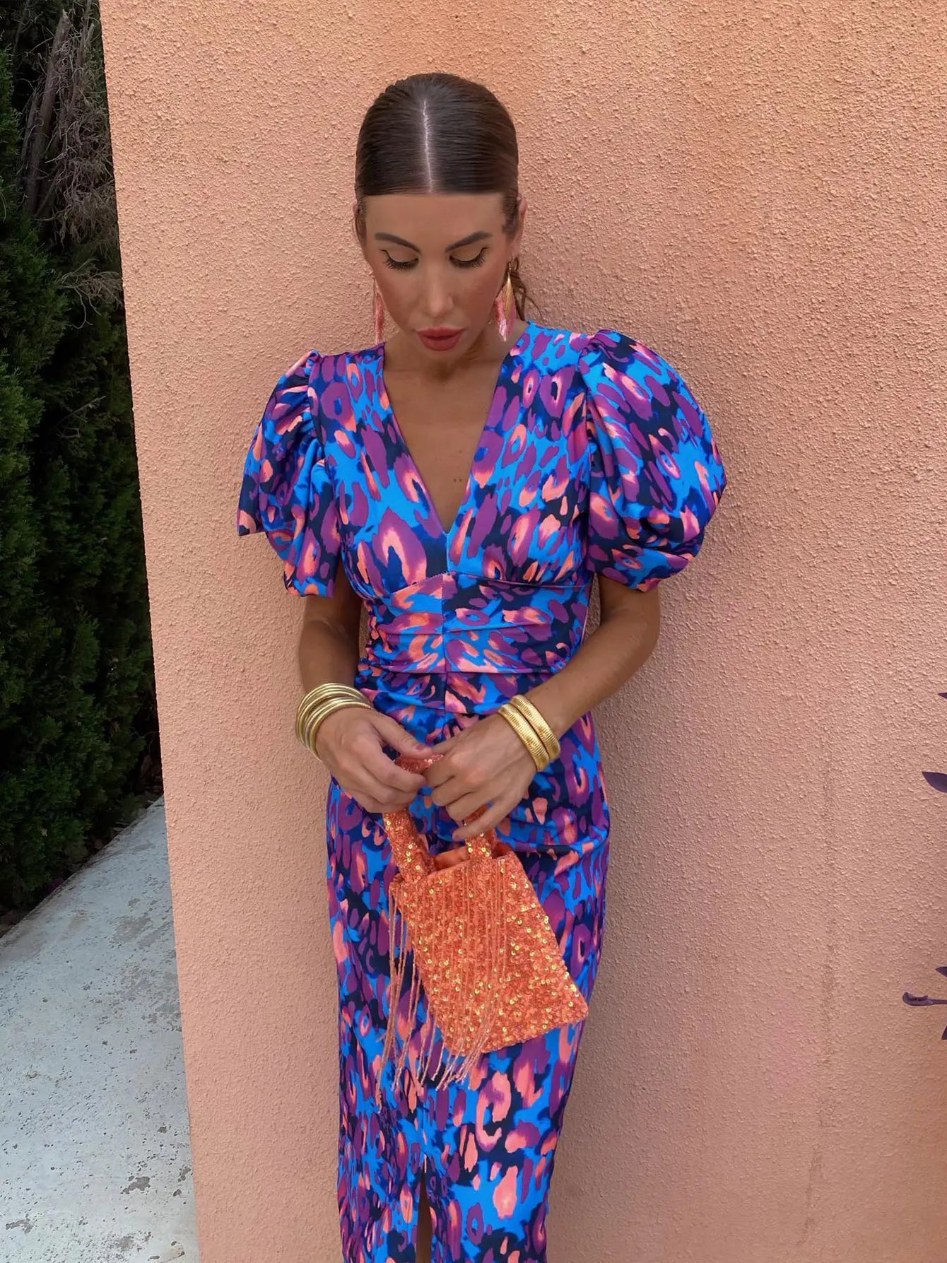 Vestido midi ajustado con cuello en V para mujer