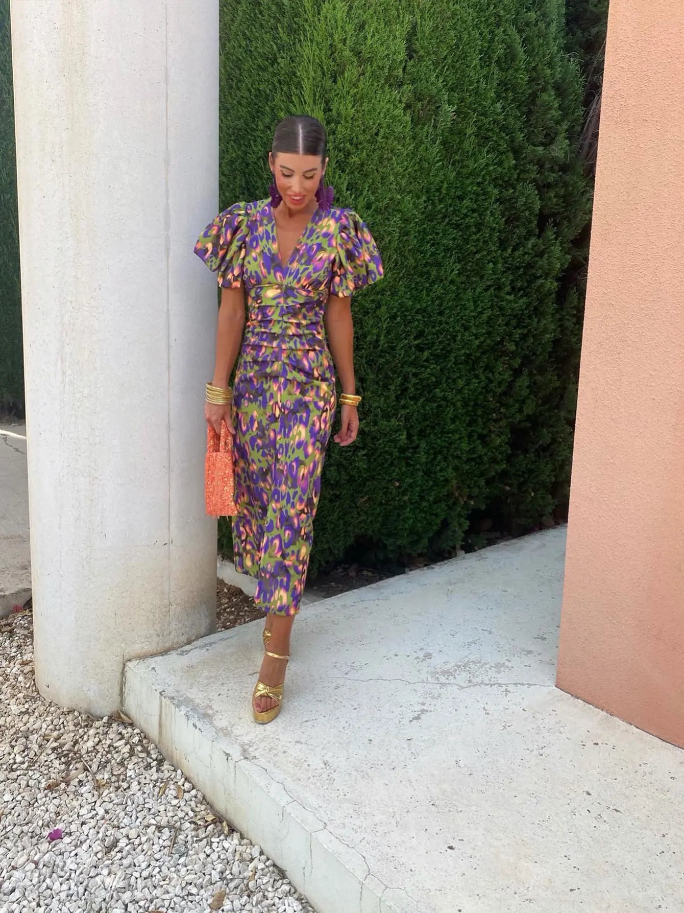 Vestido midi ajustado con cuello en V para mujer
