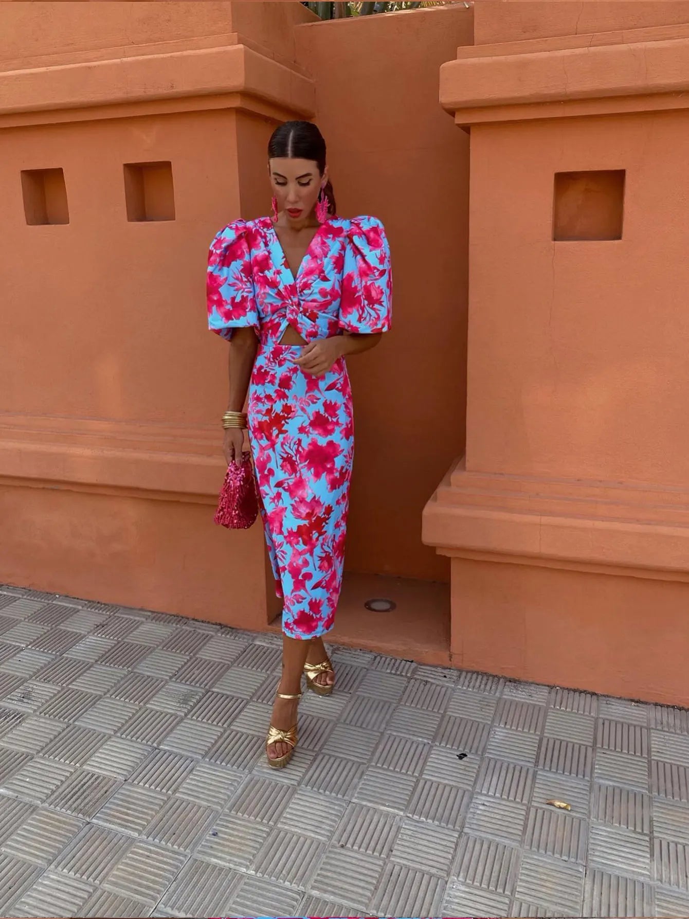 Vestido midi ajustado con cuello en V para mujer