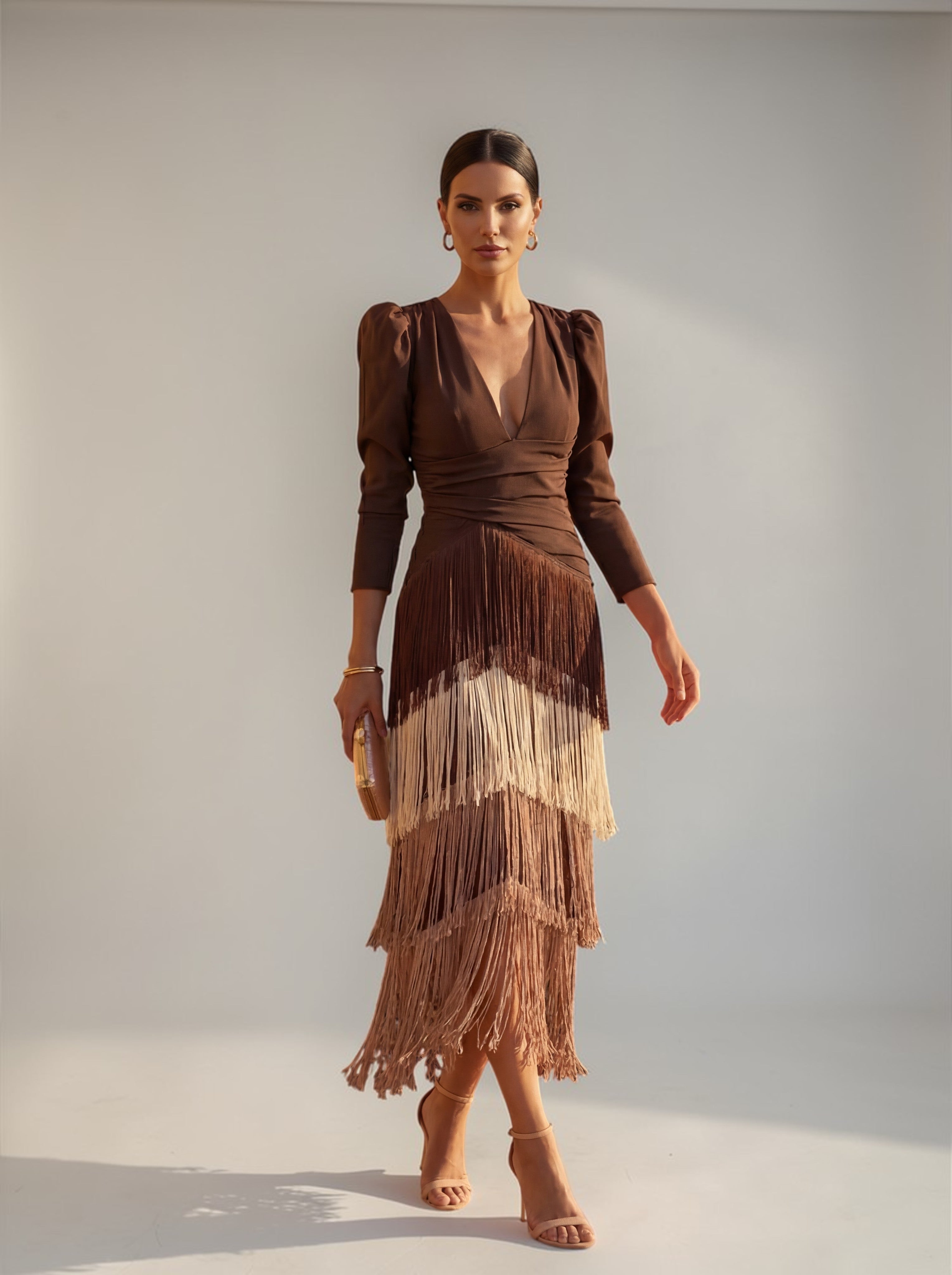Vestido midi formal de mujer elegante con flecos escalonados