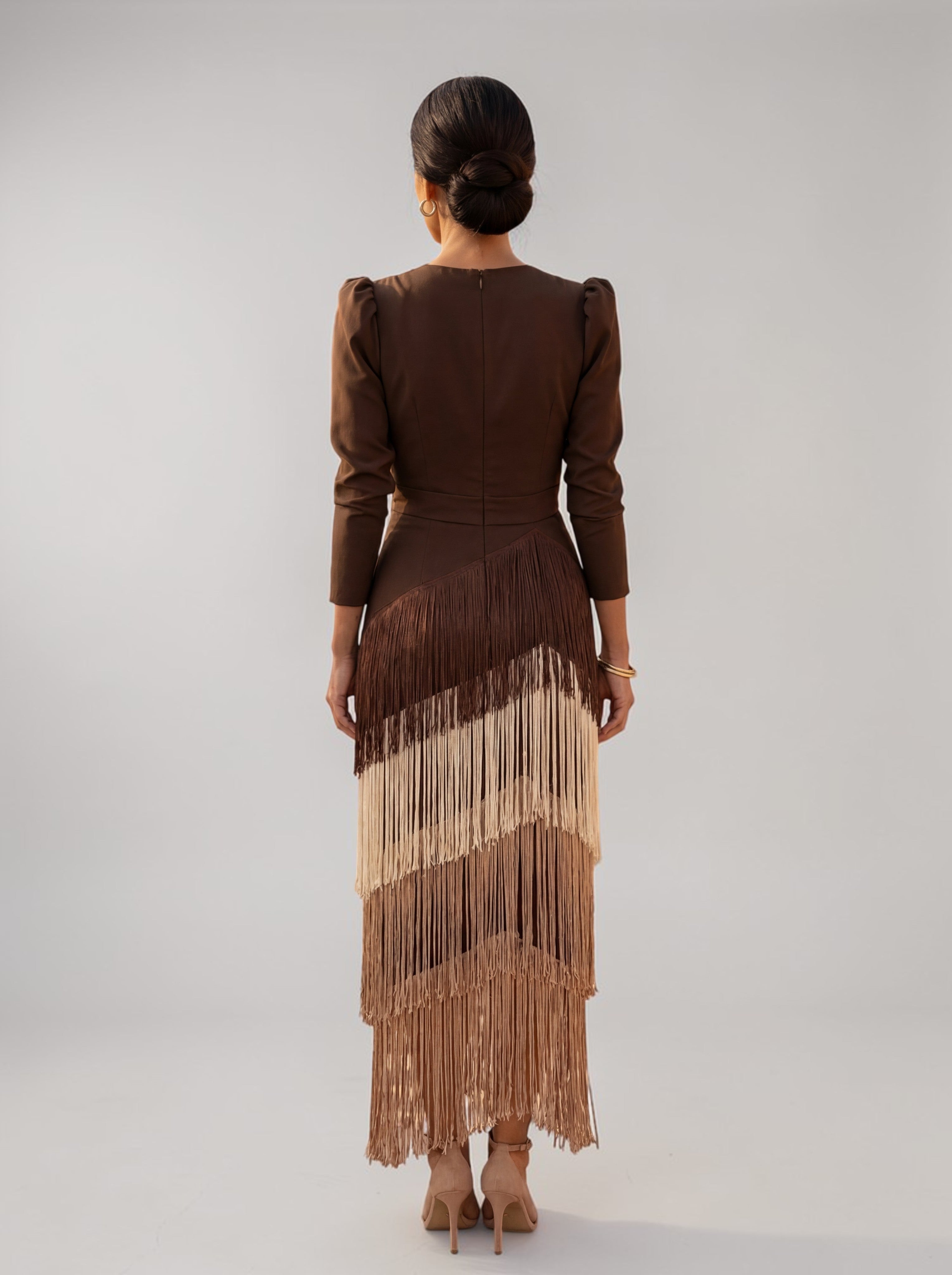 Vestido midi formal de mujer elegante con flecos escalonados