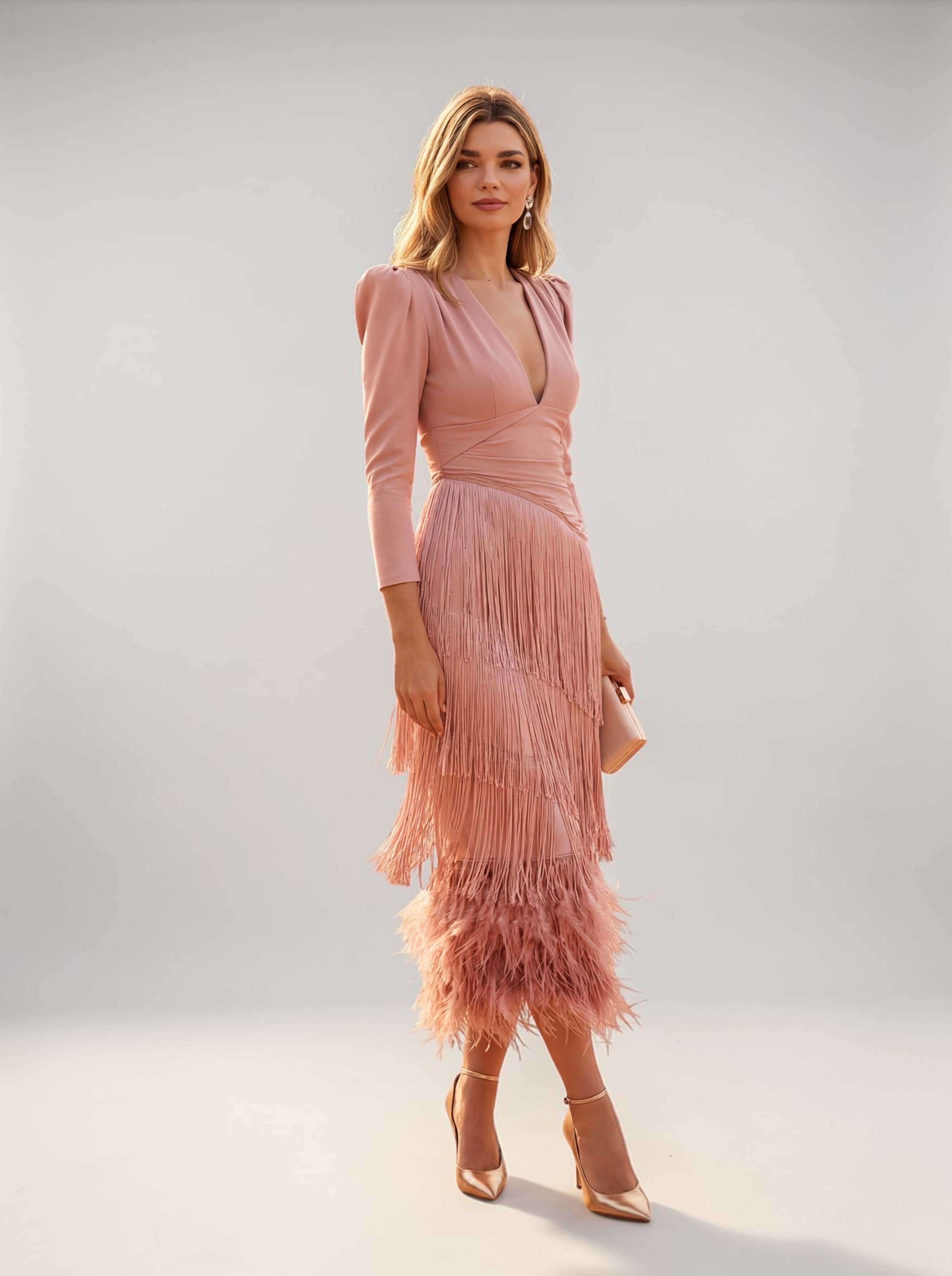 Vestido midi formal de mujer elegante con flecos escalonados