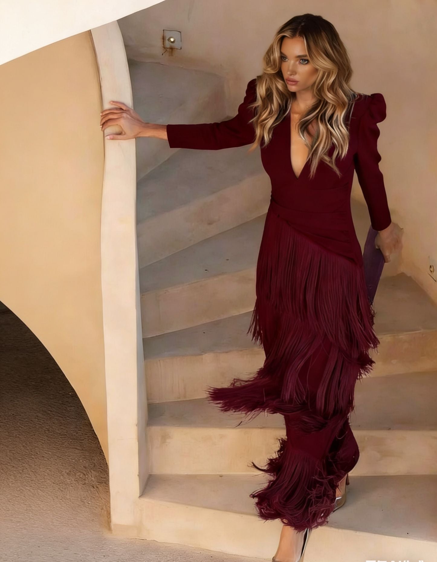 Vestido midi formal de mujer elegante con flecos escalonados