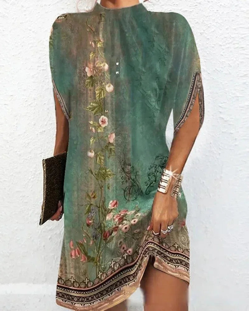 Vestido mini de mujer con cuello alto y mangas capa