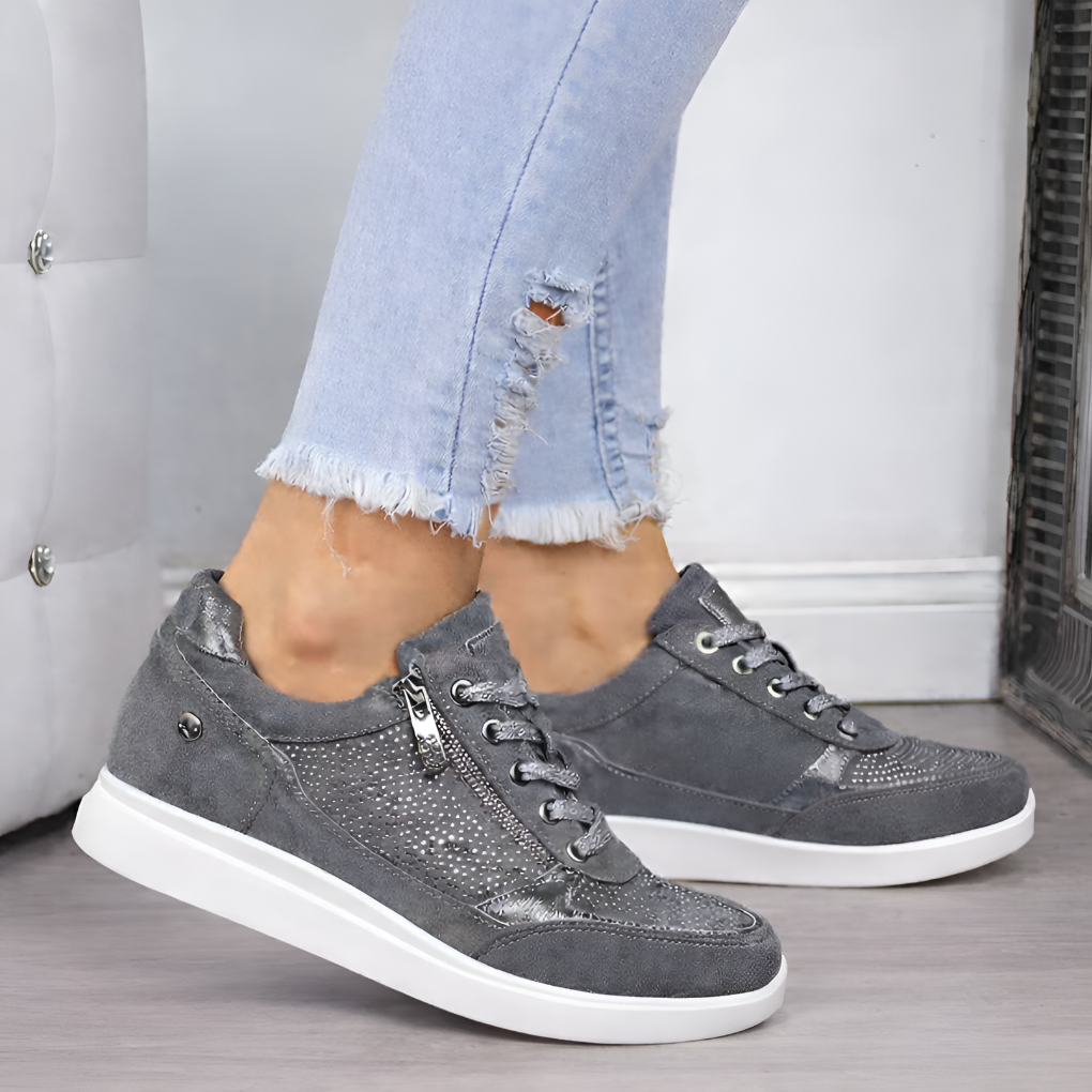 Zapatillas de ante con tachuelas y soporte