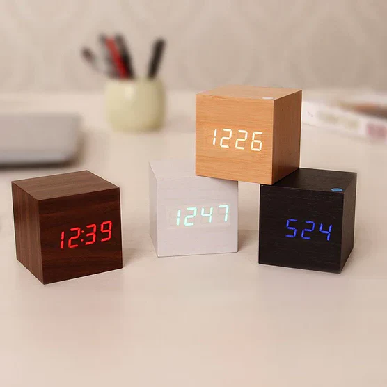 Reloj Digital Moderno de Madera
