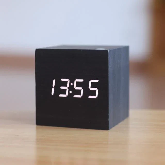 Reloj Digital Moderno de Madera